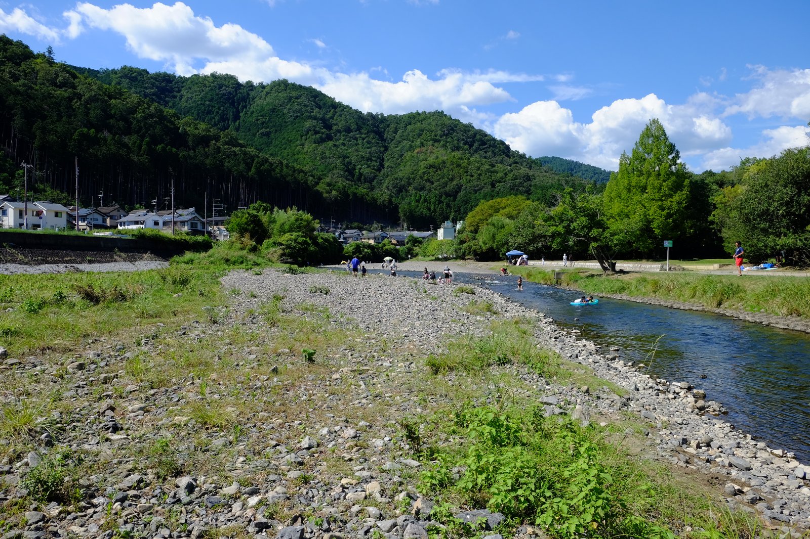 駐車場の間あたり、流れのある川