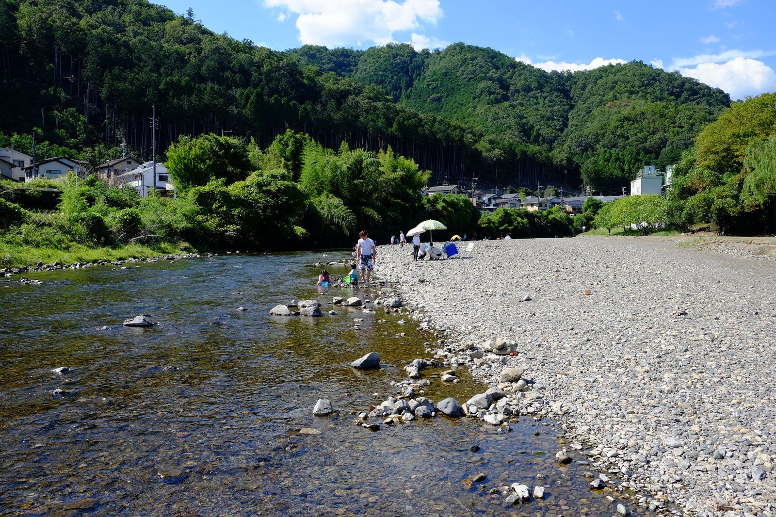 石が敷き詰められた広い河原