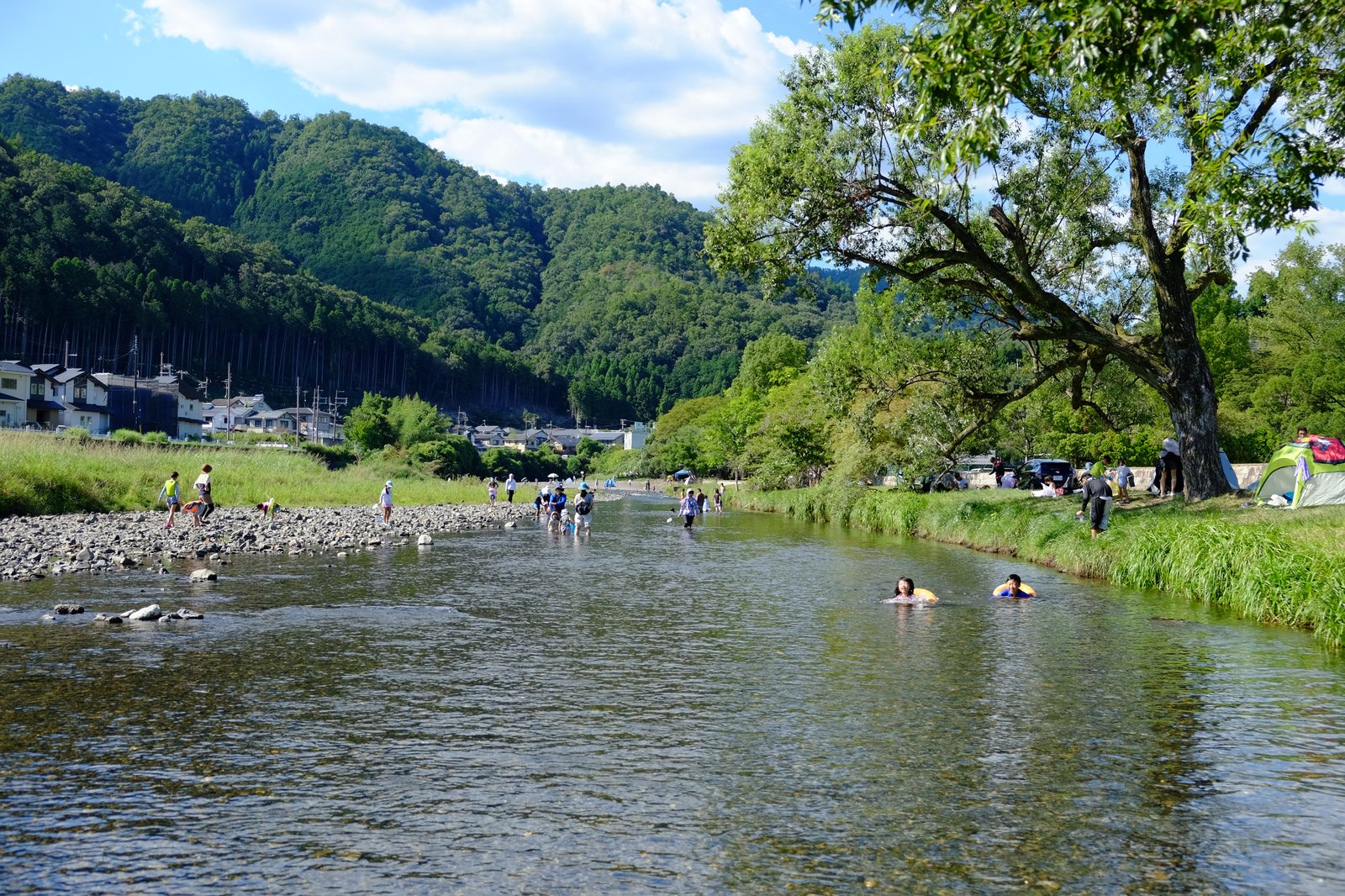 賀茂川で遊ぶ人たち