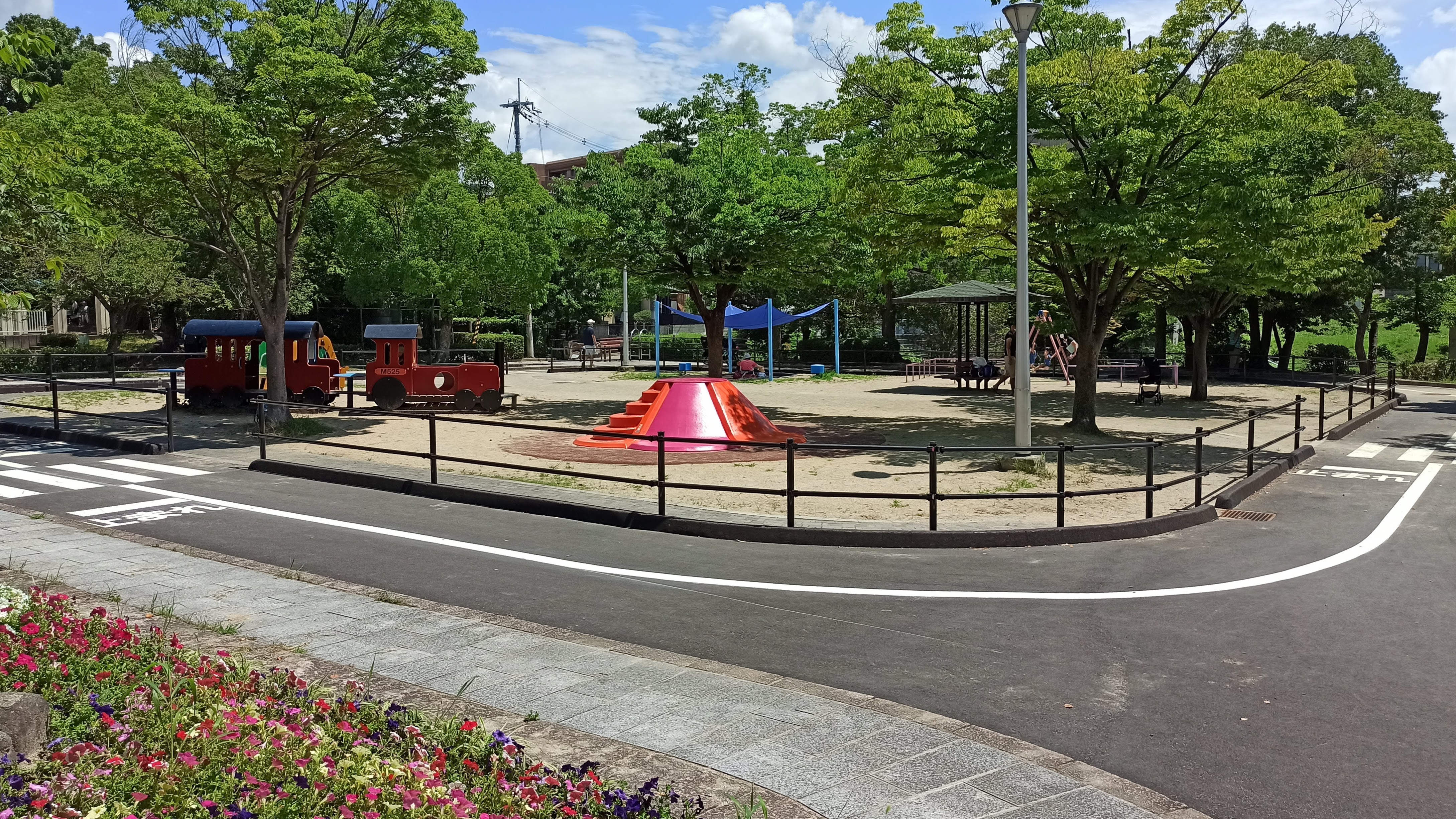 反対側の広場と遊具