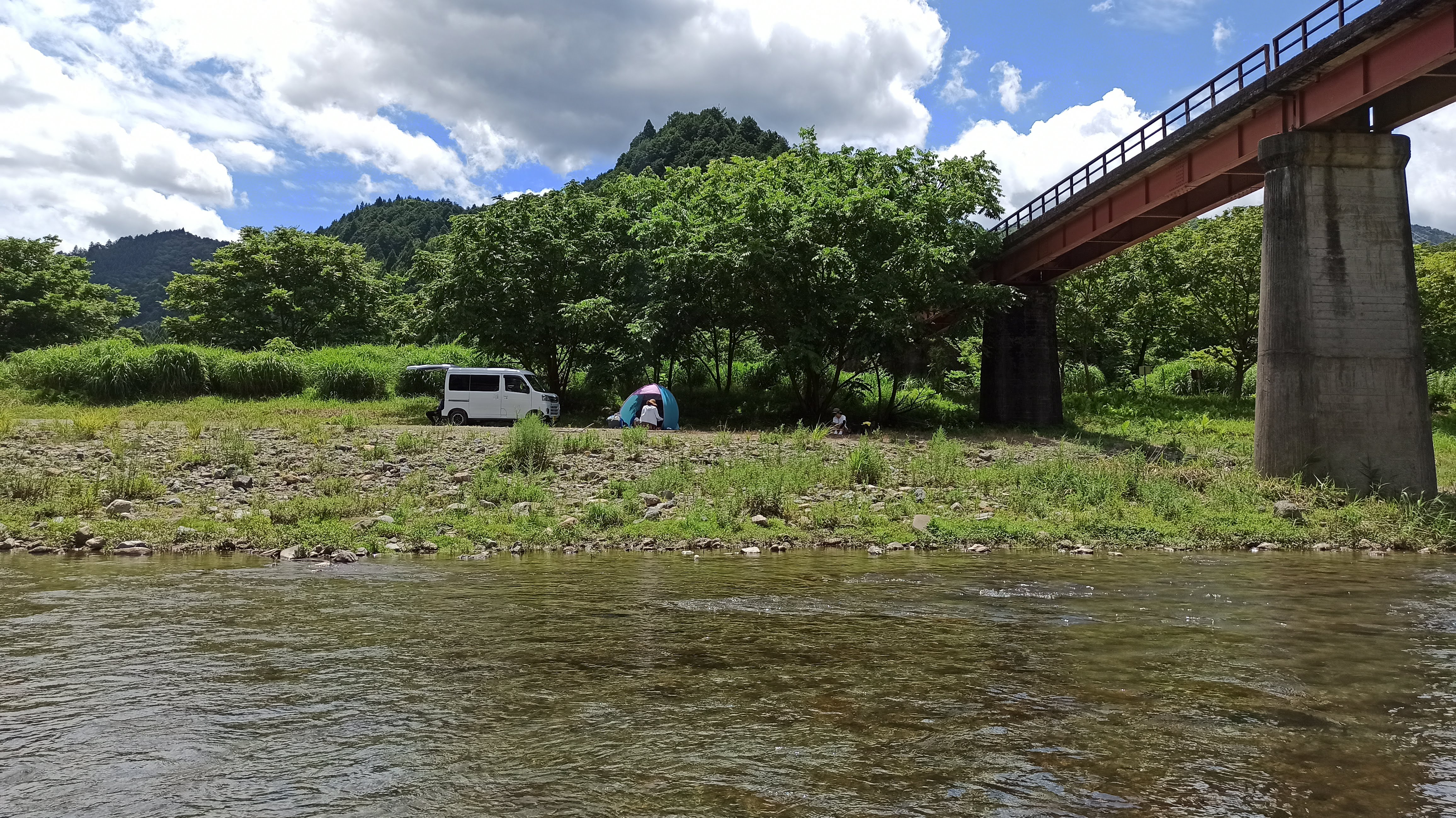 川から川岸を見る