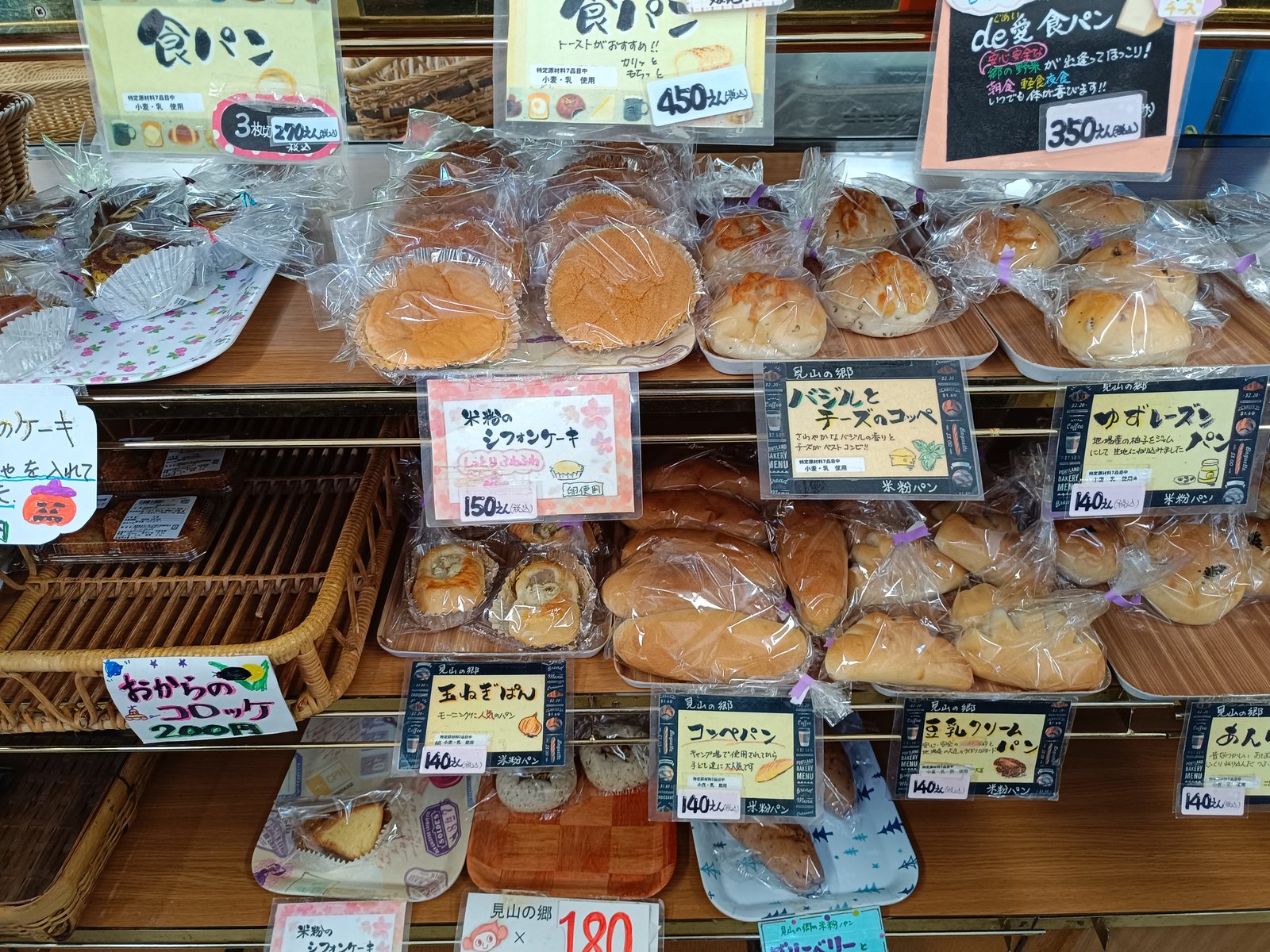 棚に並んだ地元のパン