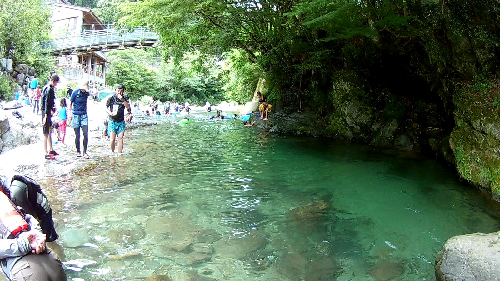 川に入る