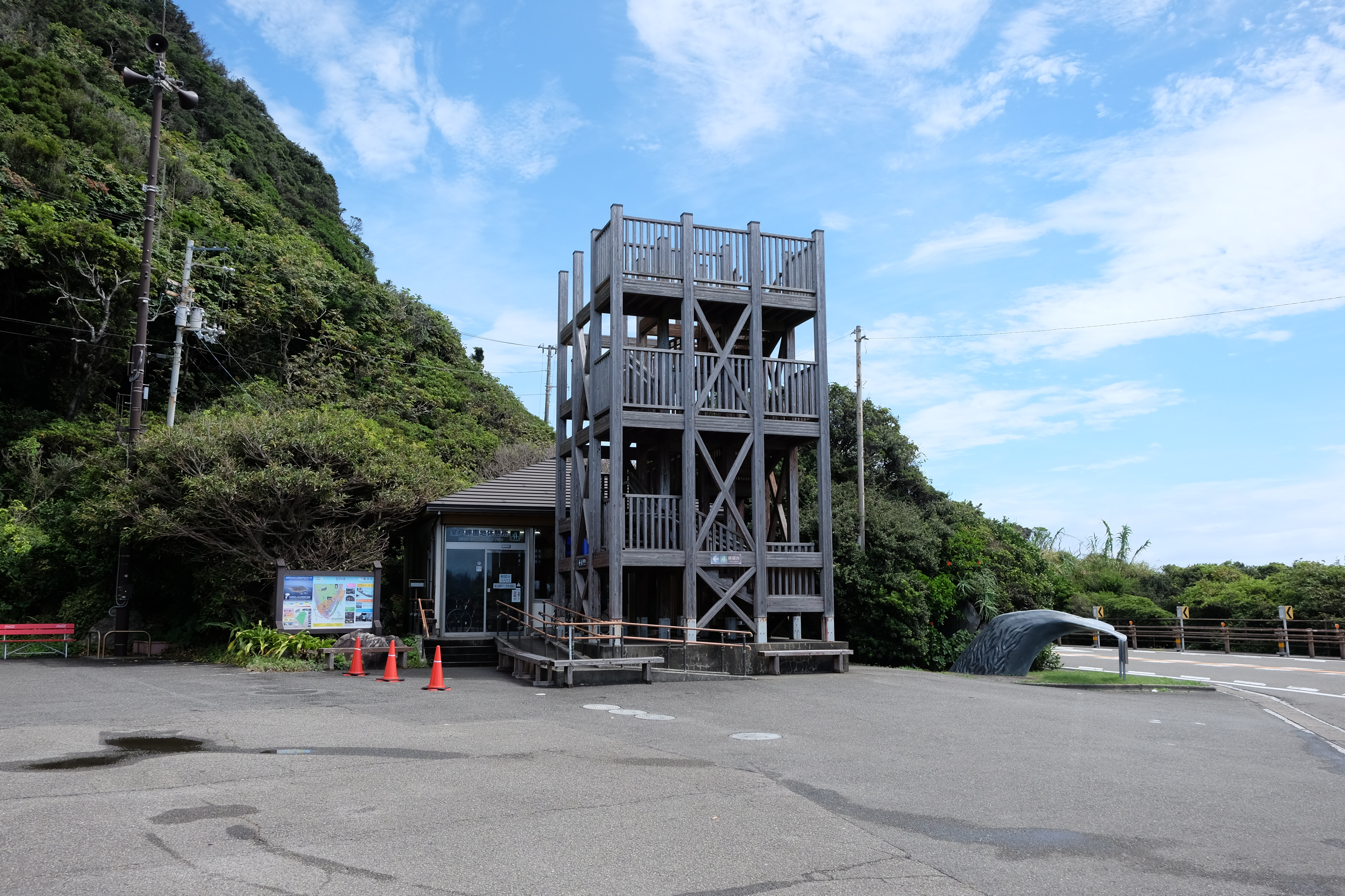 月見ヶ浜前の駐車場と観光案内所