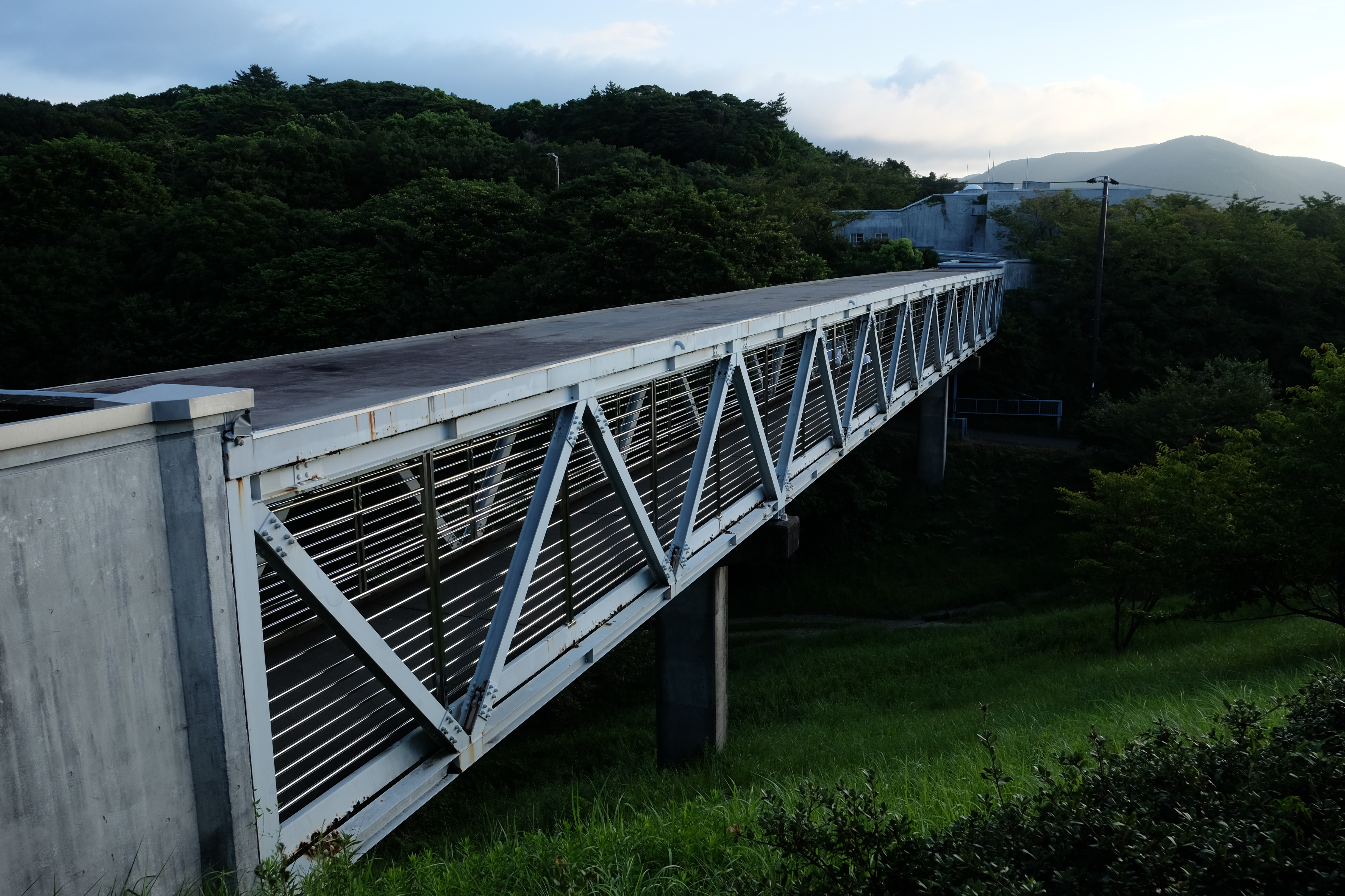 宿泊棟への橋