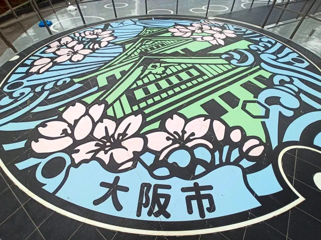 巨大なマンホールの絵