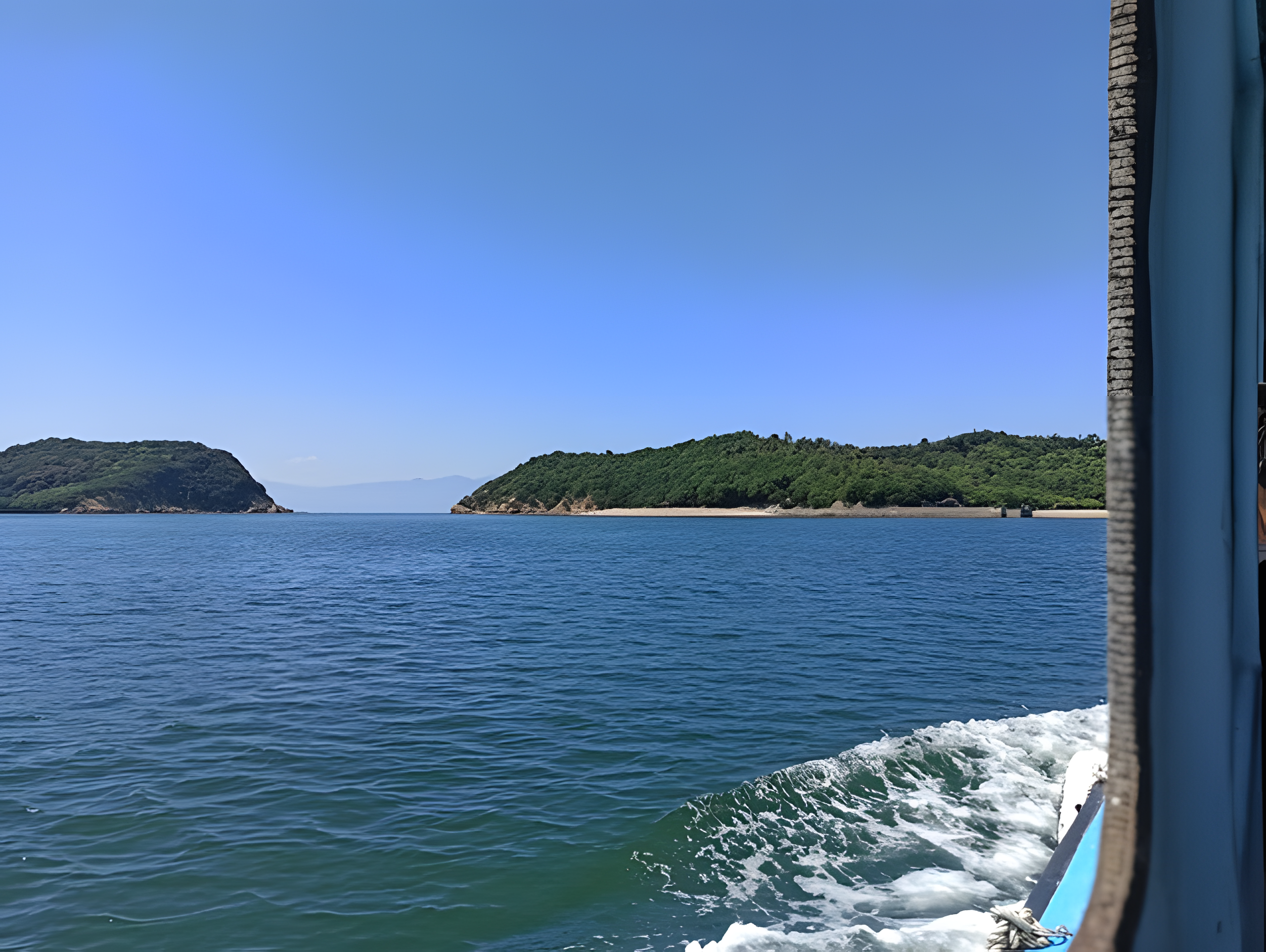 船から島を見る