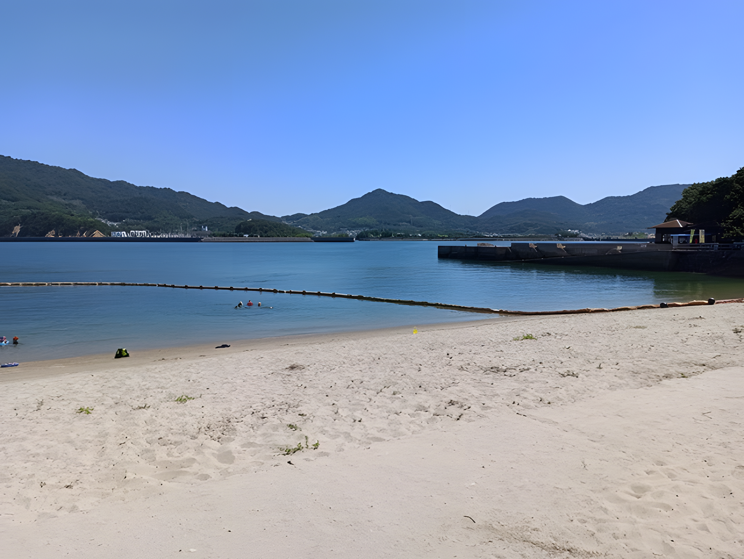 蔦島の桟橋を見る