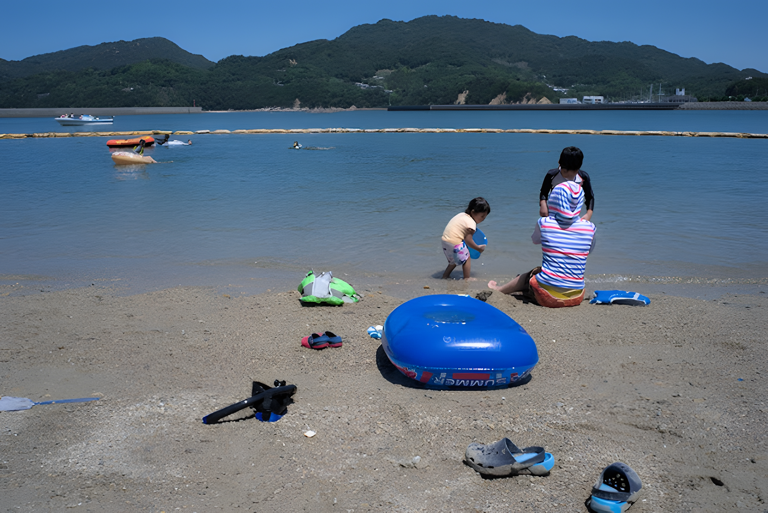 海水浴場で遊ぶ
