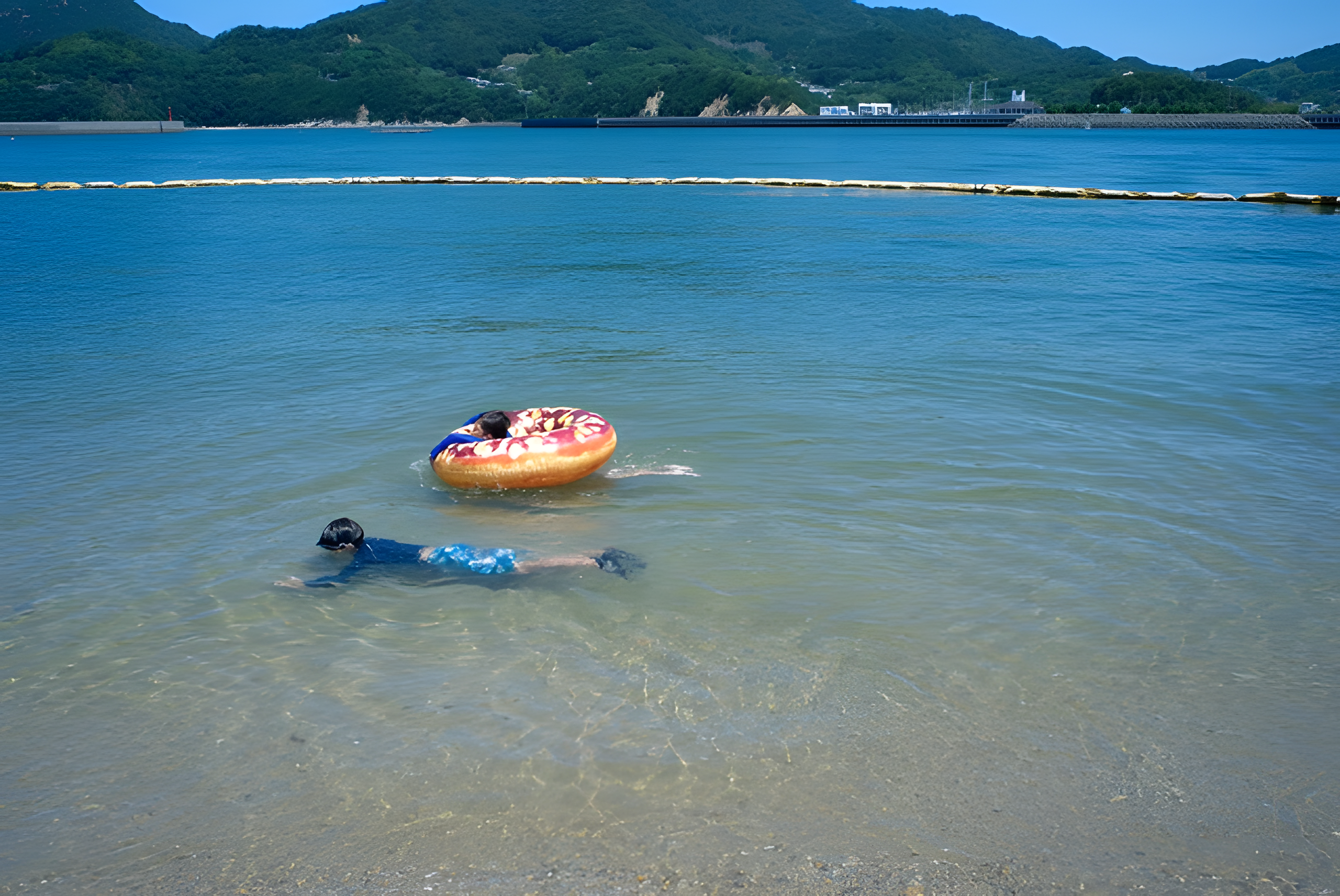 海水浴場で泳ぐ