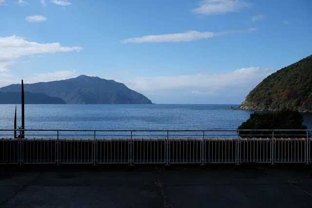 部屋から見える若狭湾