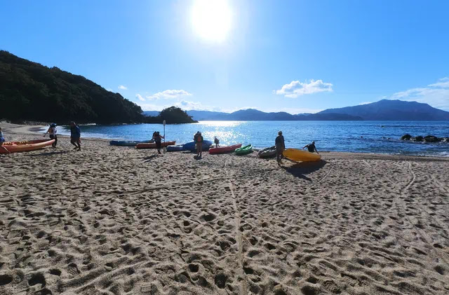 シーカヤックを海辺まで引く