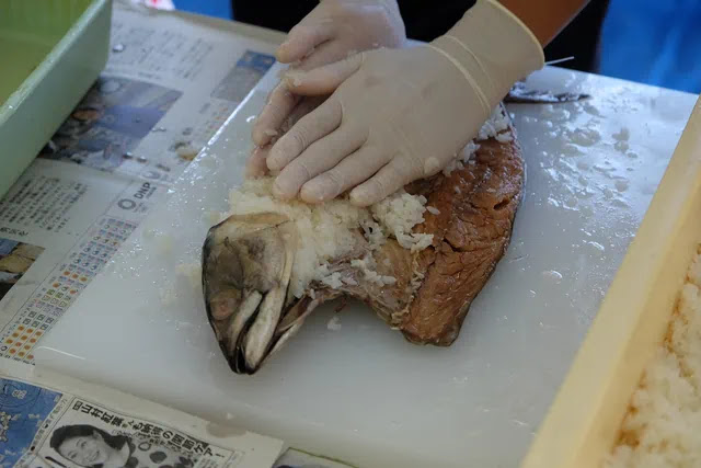 へしこにごはんを詰める