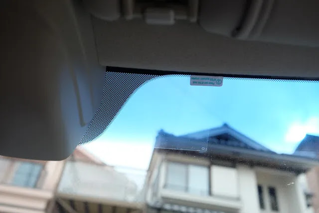 静電気接着テープをフロントウィンドウに貼る