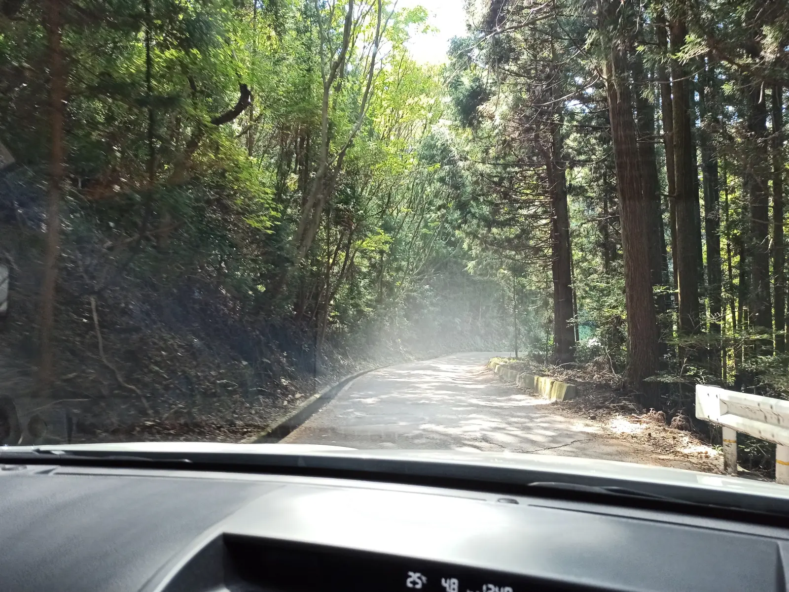 帰り道も狭い道路を通る